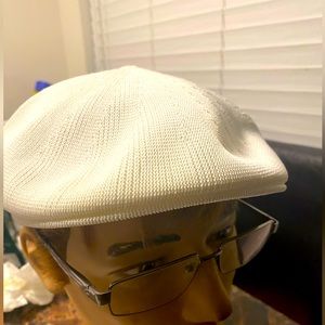 Bee Hat Nen’s White Nylon Knit Newsboy Cabbie Hat Size Small